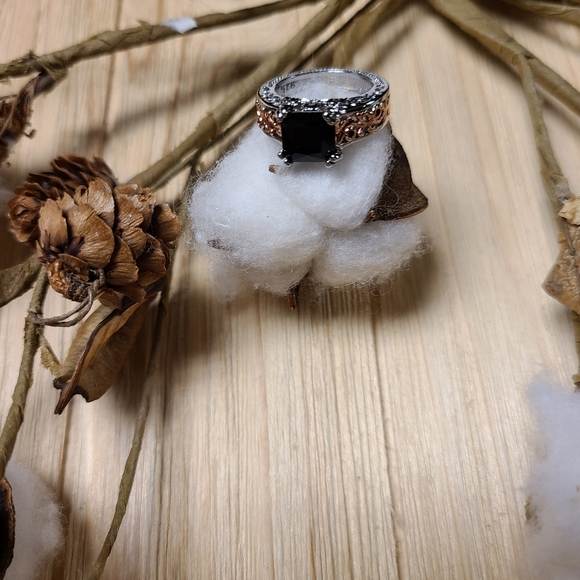 Exquisite Black Stone Ring with Rose Gold and Silver Accents - Picture 5 of 14